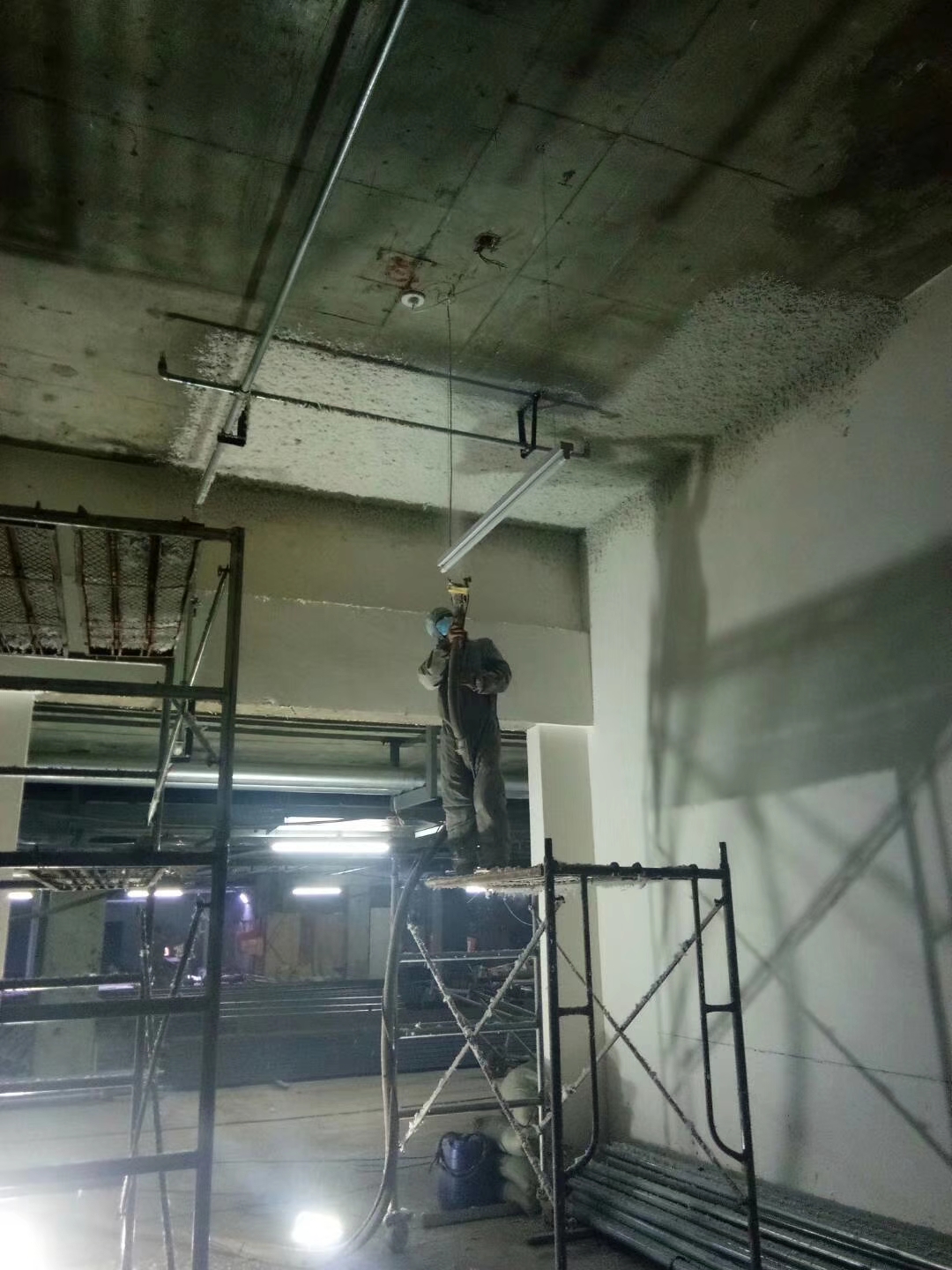 立丰国际广场地下室无机纤维喷涂